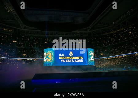 Madrid, Spagna. 2 giugno 2024. Vista panoramica del Santiago Bernabeu durante le celebrazioni. Il Real Madrid ha chiuso i festeggiamenti per aver vinto la sua quindicesima Coppa dei campioni domenica sera con una festa con i suoi tifosi allo stadio Santiago Bernabeu di Madrid. Credito: SOPA Images Limited/Alamy Live News Foto Stock