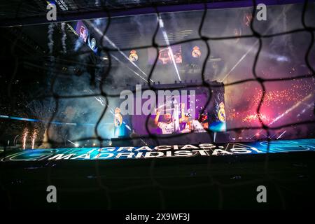 Madrid, Spagna. 2 giugno 2024. Vista panoramica del Santiago Bernabeu durante le celebrazioni. Il Real Madrid ha chiuso i festeggiamenti per aver vinto la sua quindicesima Coppa dei campioni domenica sera con una festa con i suoi tifosi allo stadio Santiago Bernabeu di Madrid. (Foto di David Canales/SOPA Images/Sipa USA) credito: SIPA USA/Alamy Live News Foto Stock