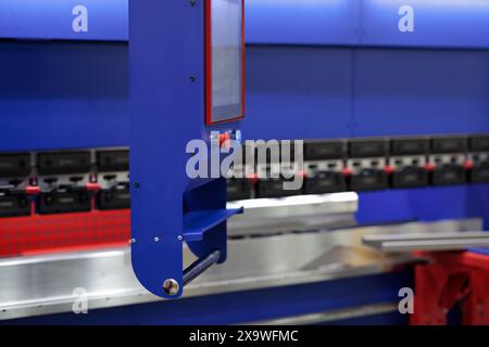 Console di controllo con schermo a sfioramento della macchina piegatubi per presse idrauliche CNC. Messa a fuoco selettiva. Foto Stock