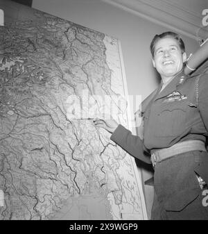 Attuale 25/26-1946: I sabotatori. Attualmente, i sabotatori dei giorni della guerra che sono ora in un lavoro pacifico sono in visita. Il capitano Hugo Munthe-Kaas di Tromsø fu istruttore di alta velocità nella zona di Begnadalen-Randsfjorden dal novembre 1944 fino alla liberazione. In precedenza era stato "a casa" per un incarico dall'Inghilterra. Ricorda con affetto il buon atteggiamento di Skau-gutta. Foto: Aktuell / NTB ***la foto non è stata elaborata*** Foto Stock