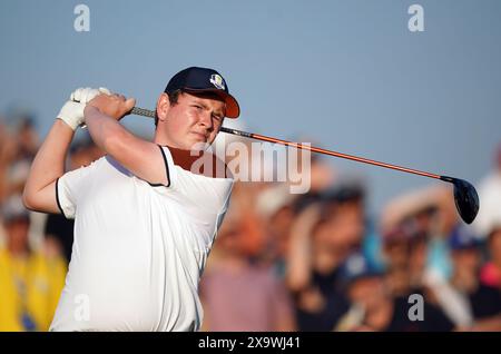 Foto del file datata 30-09-2023 di Robert MacIntyre, che ha promesso che i suoi genitori saranno "senza ipoteca" dopo che suo padre Dougie lo ha aiutato a vincere il suo primo titolo PGA Tour all'RBC Canadian Open. Data di pubblicazione: Lunedì 3 giugno 2024. Foto Stock