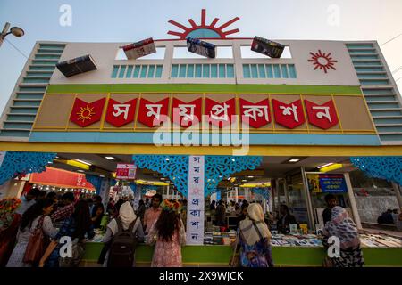 Gli amanti dei libri sono affollati alla fiera del libro Amar Ekushey a Suhrawardi Udyan a Dacca, Bangladesh. Foto Stock