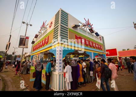 Gli amanti dei libri sono affollati alla fiera del libro Amar Ekushey a Suhrawardi Udyan a Dacca, Bangladesh. Foto Stock