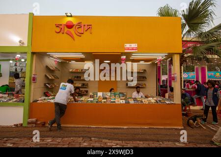 Gli amanti dei libri sono affollati alla fiera del libro Amar Ekushey a Suhrawardi Udyan a Dacca, Bangladesh. Foto Stock