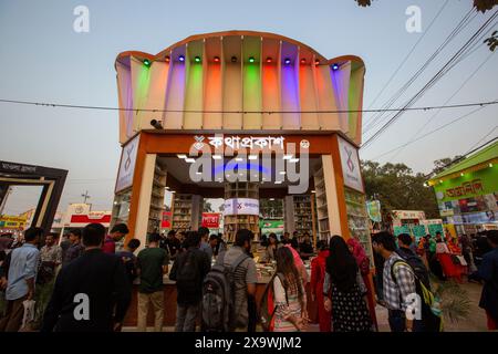 Gli amanti dei libri sono affollati alla fiera del libro Amar Ekushey a Suhrawardi Udyan a Dacca, Bangladesh. Foto Stock