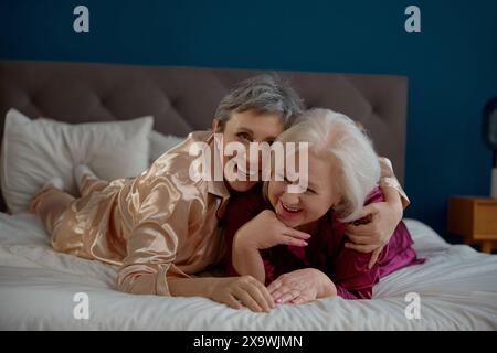 Felice ridendo due donne anziane che si divertono insieme durante la festa del pigiama Foto Stock