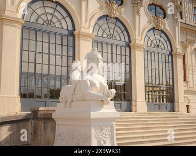 Vienna, Austria - 28 luglio 2023: Palazzo del Belvedere in estate, giorno di sole. Bella facciata barocca con statue e bassorilievi del Belvedere inferiore. Foto Stock