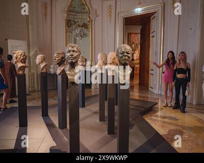 Vienna, Austria - 28 luglio 2023: Mostre museali delle decorazioni interne del Palazzo del Belvedere. Palazzo barocco. Foto Stock