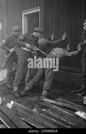 Aktuell 24-1946: Truppe norvegesi in Germania. Qualche tempo all'inizio di febbraio circa 4.500 soldati norvegesi della classe di 1946 si recano in Germania per prendere parte all'occupazione alleata del paese. Il contingente di occupazione norvegese - la 471a brigata sarà situata ad ovest e ad ovest dell'Harz con quartier generale nella piccola città di Northeim, e sarà subordinata alla 5a divisione britannica. La prima quota norvegese sarà sostituita da nuove truppe nell'agosto del prossimo anno. Qui da Heistadmoen vicino a Kongsberg, dove circa 1.000 reclute provenienti da tutta la Norvegia orientale si trasferirono per ottenere la loro formazione Foto Stock