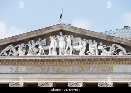 La facciata del museo a Hősök tere (ungherese: [ˈhøːʃøk ˈtɛrɛ]; lit. "Piazza degli eroi") è una delle piazze principali di Budapest, in Ungheria, nota per il suo iconico Monumento al Millennio con statue raffiguranti i sette capi dei magiari e altri importanti leader nazionali ungheresi, nonché la pietra commemorativa degli eroi, spesso erroneamente indicata come la Tomba del Milite Ignoto. La piazza si trova alla fine del viale Andrássy, vicino al parco cittadino (Városliget). Ospita il Museo di Belle Arti e il Palazzo d'Arte (Műcsarnok). Foto Stock