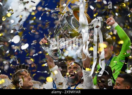 Londra, Regno Unito. 1 giugno 2024. Calcio: Champions League, Borussia Dortmund - Real Madrid, finale, stadio di Wembley, Daniel Carvajal di Madrid festeggia con il trofeo della Champions League. Crediti: Robert Michael/dpa/Alamy Live News Foto Stock