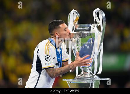 Londra, Regno Unito. 1 giugno 2024. Calcio: Champions League, Borussia Dortmund - Real Madrid, finale, Stadio di Wembley, Dani Ceballos di Madrid bacia il trofeo della Champions League. Crediti: Robert Michael/dpa/Alamy Live News Foto Stock