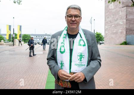 Dortmund, Germania. 3 giugno 2024. Calcio: Prima del Campionato europeo, il sindaco di Dortmund Thomas Westphal si erge sulla prima sezione del tappeto per la UEFA EURO 2024. Durante il Campionato europeo, un tappeto correrà attraverso il centro della città. Il percorso artificiale per il tappeto erboso inizia al Katharinentreppe presso la stazione ferroviaria principale e termina poco prima dello stadio. Il percorso verde ha lo scopo di guidare i visitatori al torneo, mostrarli in giro per la città e alleviare la congestione del traffico. Credito: David Inderlied/dpa/Alamy Live News Foto Stock