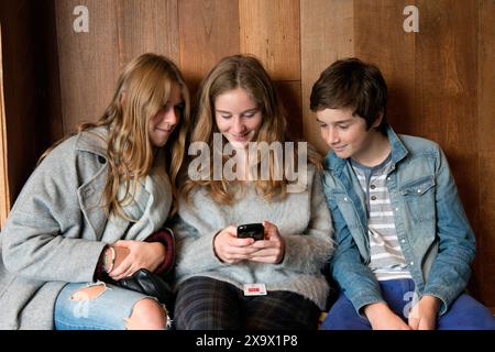 Tre adolescenti e il loro smartphone tre adolescenti e il loro smartphone, concentrati sull'osso. Lier, Belgio. Lier Hockeyweg Anversa Beldie Copyright: XGuidoxKoppesxPhotox xGKFx Foto Stock