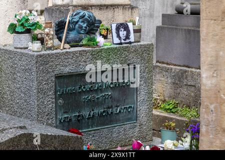 Parigi, Francia, 22 aprile 2024: Una vista della tomba di Jim Morrison, cantante delle porte nel cimitero di Pere Lachaise Foto Stock