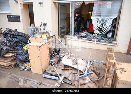 Rudersberg, Germania. 3 giugno 2024. Oggetti distrutti da un'alluvione in una strada a Rudersberg. Per giorni, gli aiutanti in Baviera e nel Baden-Württemberg hanno combattuto l'alluvione e le sue conseguenze. La situazione delle inondazioni rimane dinamica e confusa. Molte piccole comunità sono colpite e in alcuni luoghi la situazione sta peggiorando. Crediti: Bernd Weißbrod/dpa/Alamy Live News Foto Stock