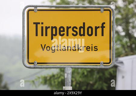 Tirpersdorf, Germania. 3 giugno 2024. Il cartello d'ingresso della città. Questa era la scena di un crimine violento che ha lasciato tre persone morte. Un uomo di 28 anni è stato arrestato sulla scena del crimine, secondo la polizia. Secondo gli investigatori, è il nipote o il figlio delle vittime. E' stato arrestato sulla scena senza resistenza. Credito: Bodo Schackow/dpa/Alamy Live News Foto Stock