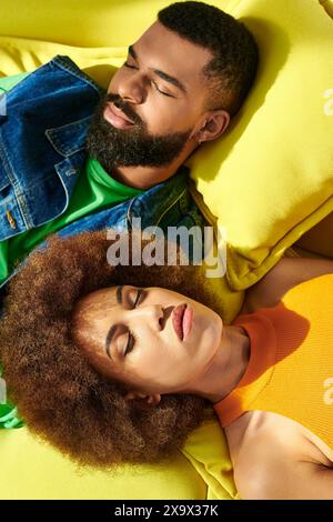 Un momento intimo catturato da un uomo e una donna che si stendono insieme su un letto, godendosi la compagnia in un ambiente accogliente. Foto Stock