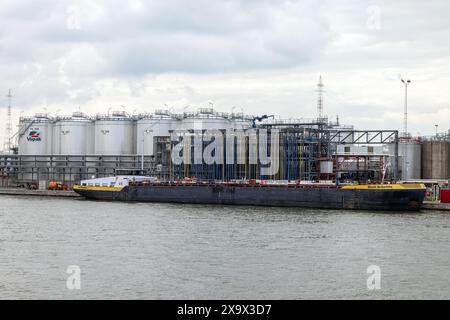 Una chiatta ormeggiata nel porto di Anversa, nelle Fiandre, in Belgio Foto Stock