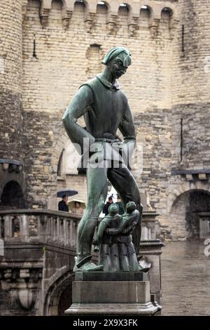 Una statua del gigante Lange Wapper all'ingresso della fortezza di Het Steen ad Anversa, Fiandre, Belgio Foto Stock