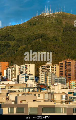 Moderni appartamenti all'alba, vulcano Pichincha, Quito, Ecuador. Foto Stock