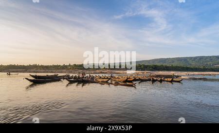 Panorama panoramico al tramonto con barche in legno che trasportano sabbia sul fiume, Jaflong, Bangladesh Foto Stock