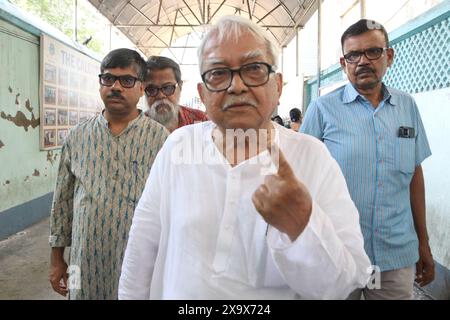 1 giugno 2024, Kolkata, Bengala Occidentale, India: Presidente del fronte sinistro e membro dell'ufficio CPI(M) Biman Bose mostra il dito inchiodato dopo aver lanciato il suo voto un centro elettorale durante la settima e ultima fase delle elezioni generali in India. (Credit Image: © Dipa Chakraborty/Pacific Press via ZUMA Press Wire) SOLO PER USO EDITORIALE! Non per USO commerciale! Foto Stock