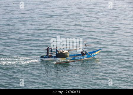 Krui West Coast, Lampung; 29 maggio 2024; vista dei pescherecci locali in mezzo al mare in cerca di pesci Foto Stock