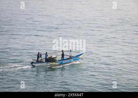 Krui West Coast, Lampung; 29 maggio 2024; vista dei pescherecci locali in mezzo al mare alla ricerca di pesci, vista sul mare aperto Foto Stock