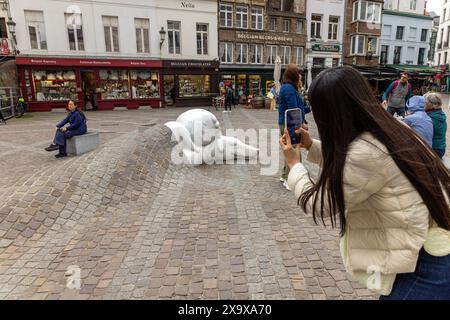 Un visitatore fotografa la statua di nello e Patrache nella piazza di Onze lieve Vrouwekathedrall ad Anversa Foto Stock