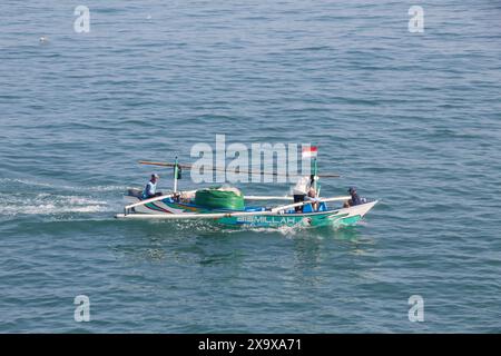 Krui West Coast, Lampung; 29 maggio 2024; vista dei pescherecci locali in mezzo al mare in cerca di pesci, foto scattata dall'alto Foto Stock