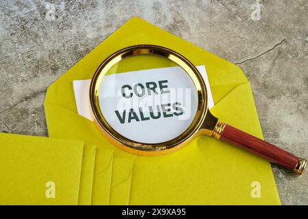 Copia spazio. Concetto di business e core Value. Il testo Core Values sulla carta che fuoriesce da una busta color senape Foto Stock