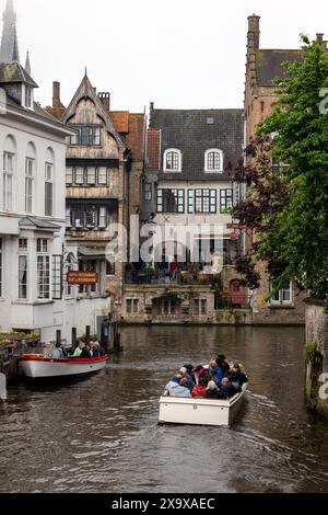 I visitatori possono fare escursioni in barca su uno dei canali di Bruges, Fiandre, Belgio Foto Stock