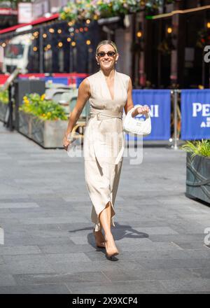 Londra, Regno Unito. 3 giugno 2024. Ashley Roberts, corrispondente dello show-biz lascia la Global radio al sole godendosi il clima caldo crediti: Richard Lincoln/Alamy Live News Foto Stock