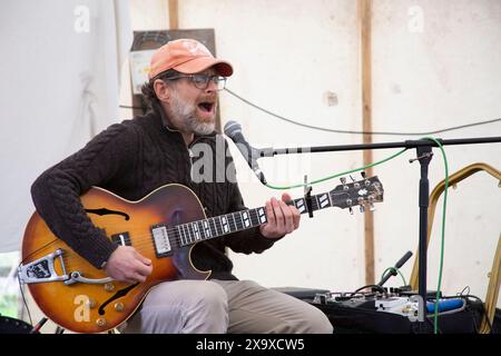 Eric Chenaux dal vivo all'Acid Horse Festival 2024. The Barge, Honey Street, Wiltshire. Foto Stock