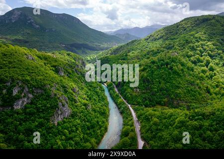 Spettacolare e remoto canyon del fiume neretva, fiume verde circondato da montagne, pittoresco e più bello fiume in bosnia ed erzegovina Foto Stock