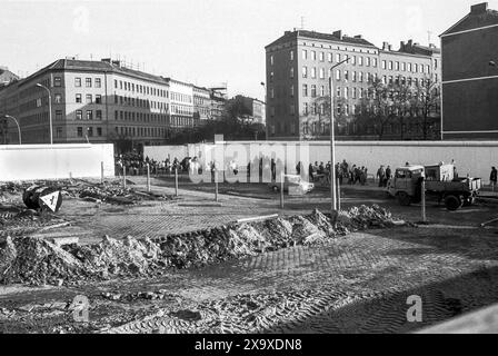 Eröffnung des Grenzübergangs Bernauer Strasse, zwei Tage nach dem Mauerfall, Berlino, DDR, 11. Novembre 1989 DDR, Berlino, 11.11.1989, Eröffnung des Grenzübergangs Bernauer Strasse, Blick auf Mauer und Grenzstreifen Richtung DDR, erste DDR-Bürger passieren den frisch geräumten und planierten ehemaligen Todesstreifen, Berliner Mauer, zwei Tage nach dem Mauerfall, Straße an der Barnauer Grenzöffnung auf Höhe der Schwedter Straße, Politik it, Maueröffnung, Reisefreitik it,,, Reisefreitik,,, Reisefreitik it,,, Reisefreitik 80er Jahre, 1980er Jahre, Achtziger Jahre, historisch **** apertura del valico di frontiera di Bernauer Strasse, due giorni dopo il Foto Stock