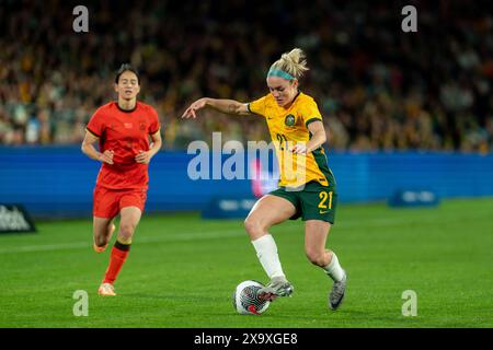 Sydney, Australia. 3 giugno 2024. Sydney, Australia, 3 giugno 2024: Ellie Carpenter (21 Australia) dribbla con la palla durante l'amichevole internazionale tra Australia e Cina all'Accor Stadium di Sydney, Australia. (NOE Llamas/SPP) credito: SPP Sport Press Photo. /Alamy Live News Foto Stock