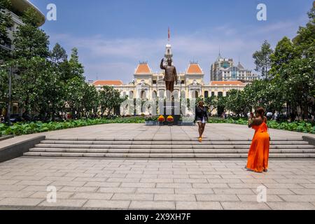 Statua in bronzo di ho chi Minh fuori dal municipio. Foto Stock