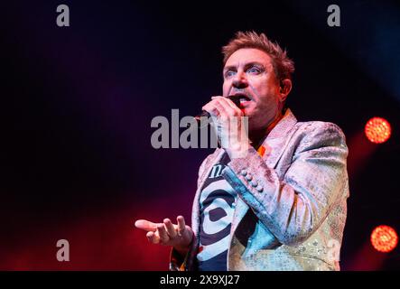 Voce principale della band britannica Duran Duran Simon le Bon che suona dal vivo alla Leeds Arena. Foto Stock