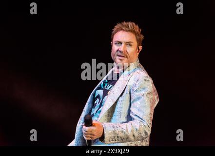 Voce principale della band britannica Duran Duran Simon le Bon che suona dal vivo alla Leeds Arena. Foto Stock