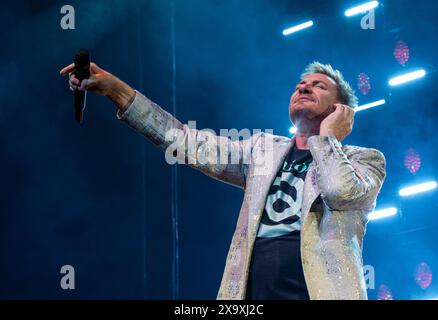 Voce principale della band britannica Duran Duran Simon le Bon che suona dal vivo alla Leeds Arena. Foto Stock