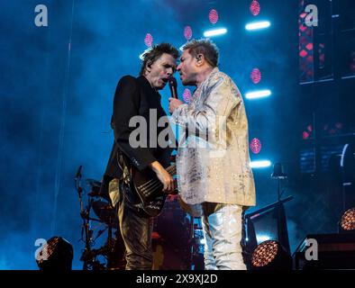 Il cantante Simon le Bon e il bassista John Taylor della band britannica Duran Duran suonano dal vivo alla Leeds Arena. Foto Stock