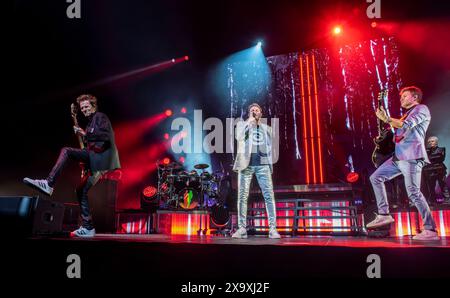 La band britannica Duran Duran suona dal vivo alla Leeds Arena con il bassista di sinistra John Taylor il cantante Simon le Bon il chitarrista Dominic Brown e il tastierista Nick Rhodes visibili anche in sottofondo. Foto Stock