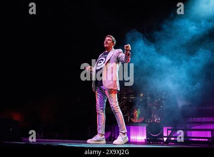 Voce principale della band britannica Duran Duran Simon le Bon che suona dal vivo alla Leeds Arena. Foto Stock