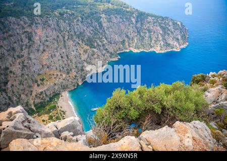 Vista aerea del canyon delle farfalle con una splendida spiaggia vicino a Oludeniz, Fethiye, Turchia Foto Stock