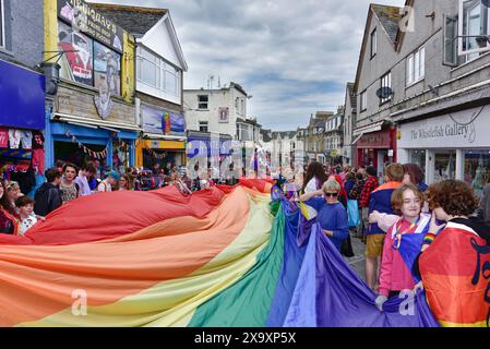 I partecipanti alla parata Cornwall Pride Prides nel centro di Newquay in Cornovaglia nel Regno Unito. Foto Stock