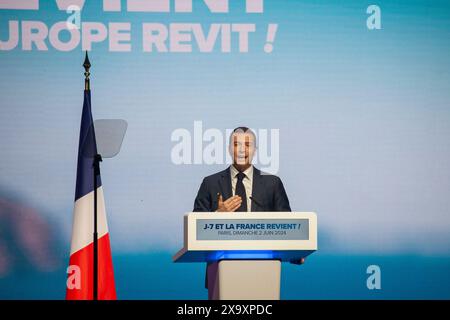 Il capo della lista Jordan Bardella della RN tenne il suo ultimo incontro di europei all'Dôme de Paris con Marine le Pen Foto Stock