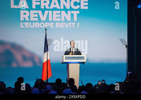 Il capo della lista Jordan Bardella della RN tenne il suo ultimo incontro di europei all'Dôme de Paris con Marine le Pen Foto Stock