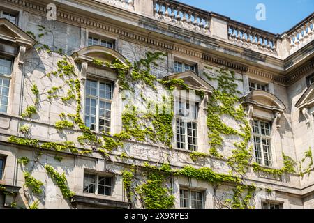 Facciata di un edificio storico a Berlino, Germania Foto Stock